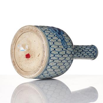 Vas, porslin. Qingdynastin, 1800-tal eller äldre.