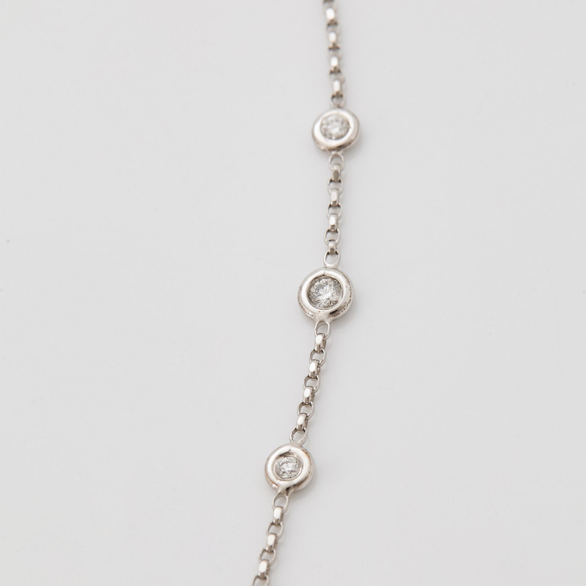 A diamond long chain in 18K white gold set with round brilliant-cut diamonds.