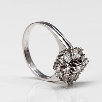 RING, 18K vitguld, briljant- samt markisslipade diamanter tot. ca 1,75 ct. Vikt 6 g.