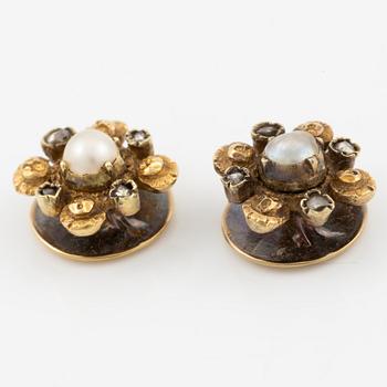 A pair of shirt buttons in 18K gold with pearls and rose-cut diamonds.