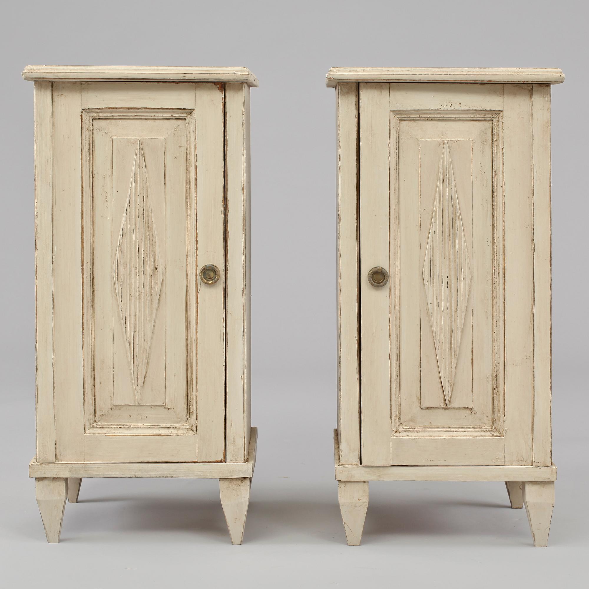 SKÅP, ett par, gustaviansk stil, 1800-tal.