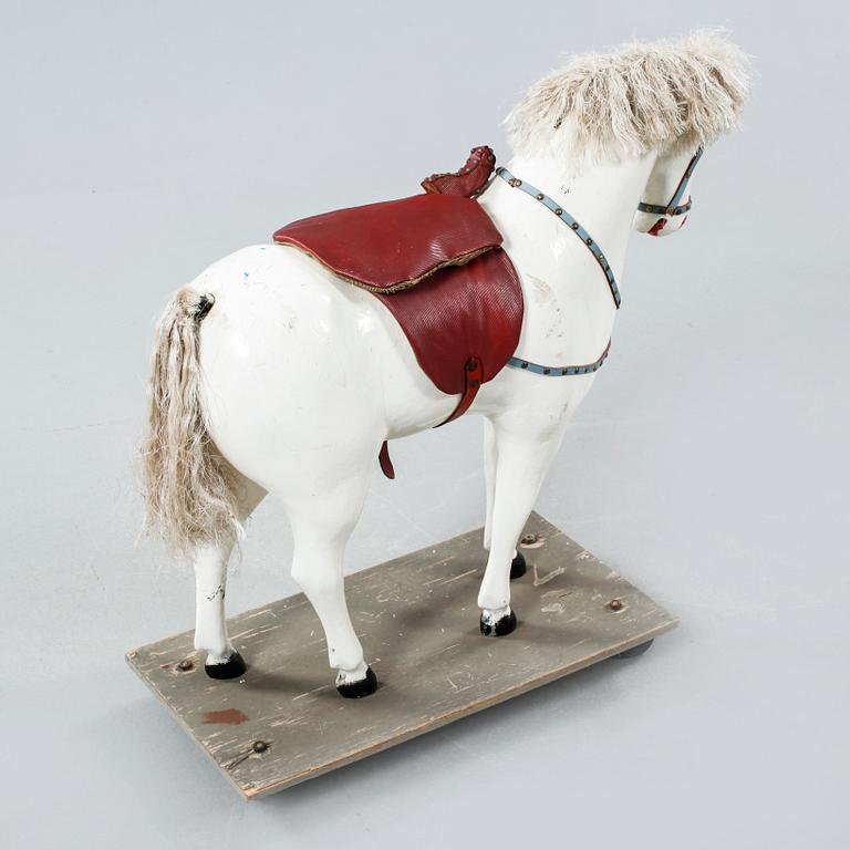 A toy horse from the first haöf of the 20th century.