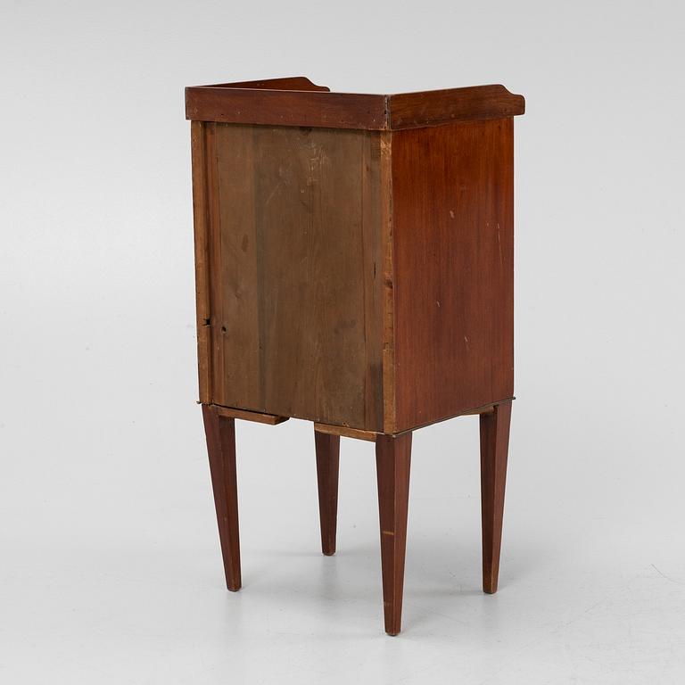 A mahogany bedside table, England, around the year 1800.