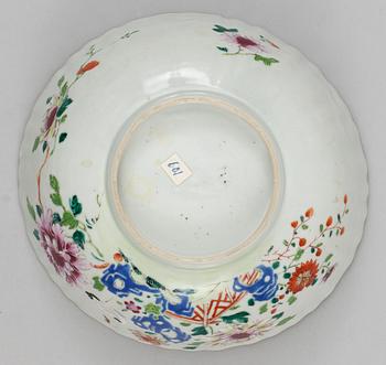A famille rose bowl, Qing dynastin. Qianlong (1736-95).