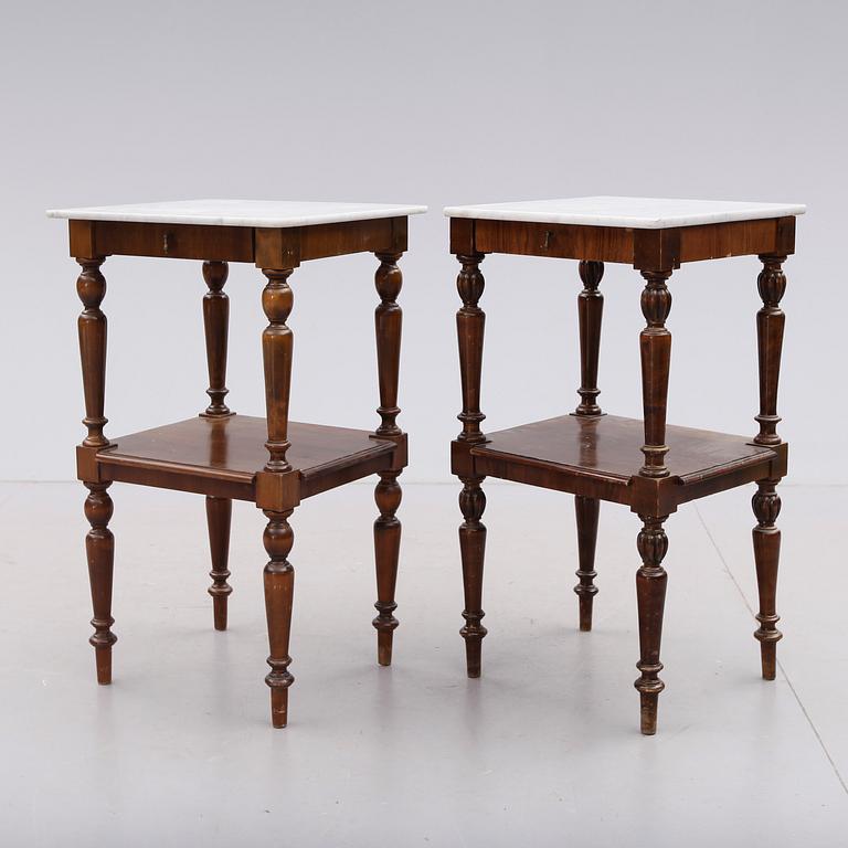 SÄNG/LAMPBORD, 2 st, snarlika, sekelskiftet 1800-/1900.