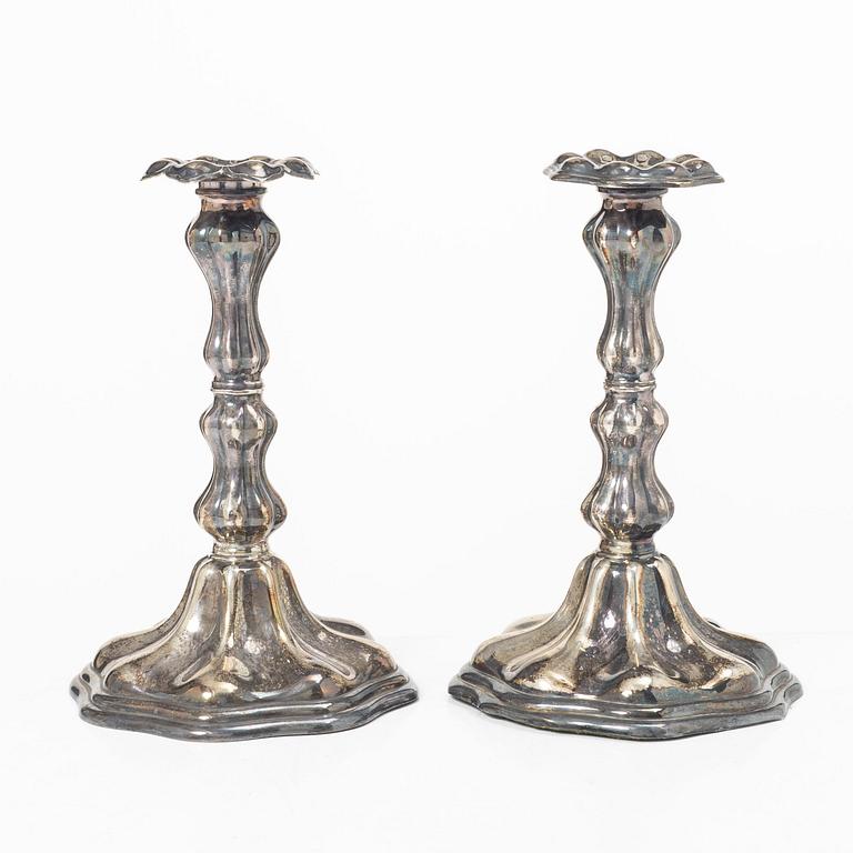 C.G. Hallberg, Ljusstakar, ett par, silver, rokokostil, Stockholm 1935-1936.