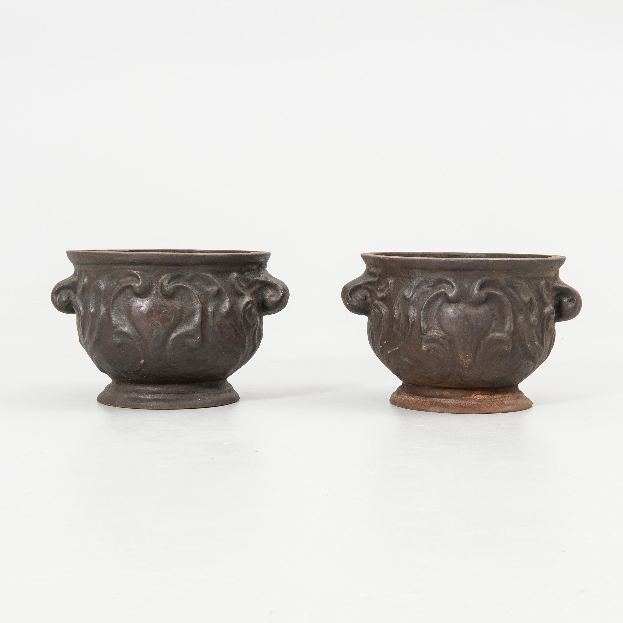 Garden urns, a pair, cast iron, “Baroque Urn”, Näfveqvarns Bruk, 20th century.