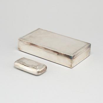 A silver box and a snuffbox, partly C G Hallberg in Stockholm, 1960.