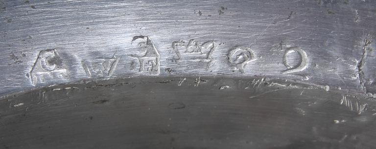 TENNFAT, 3 st, bl a 1800-tal, otydliga stämplar.