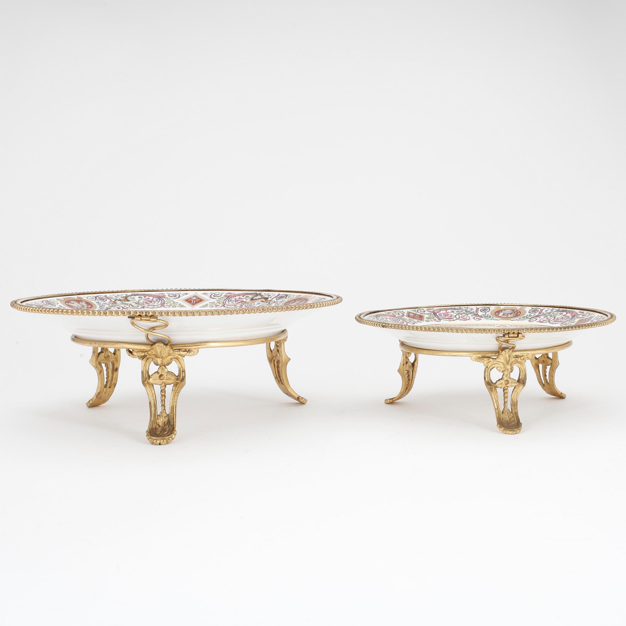 TAZZOR, 2 st, porslin, Sèvres, märkta Chateau de Fontainebleau. Frankrike 1800-tal.