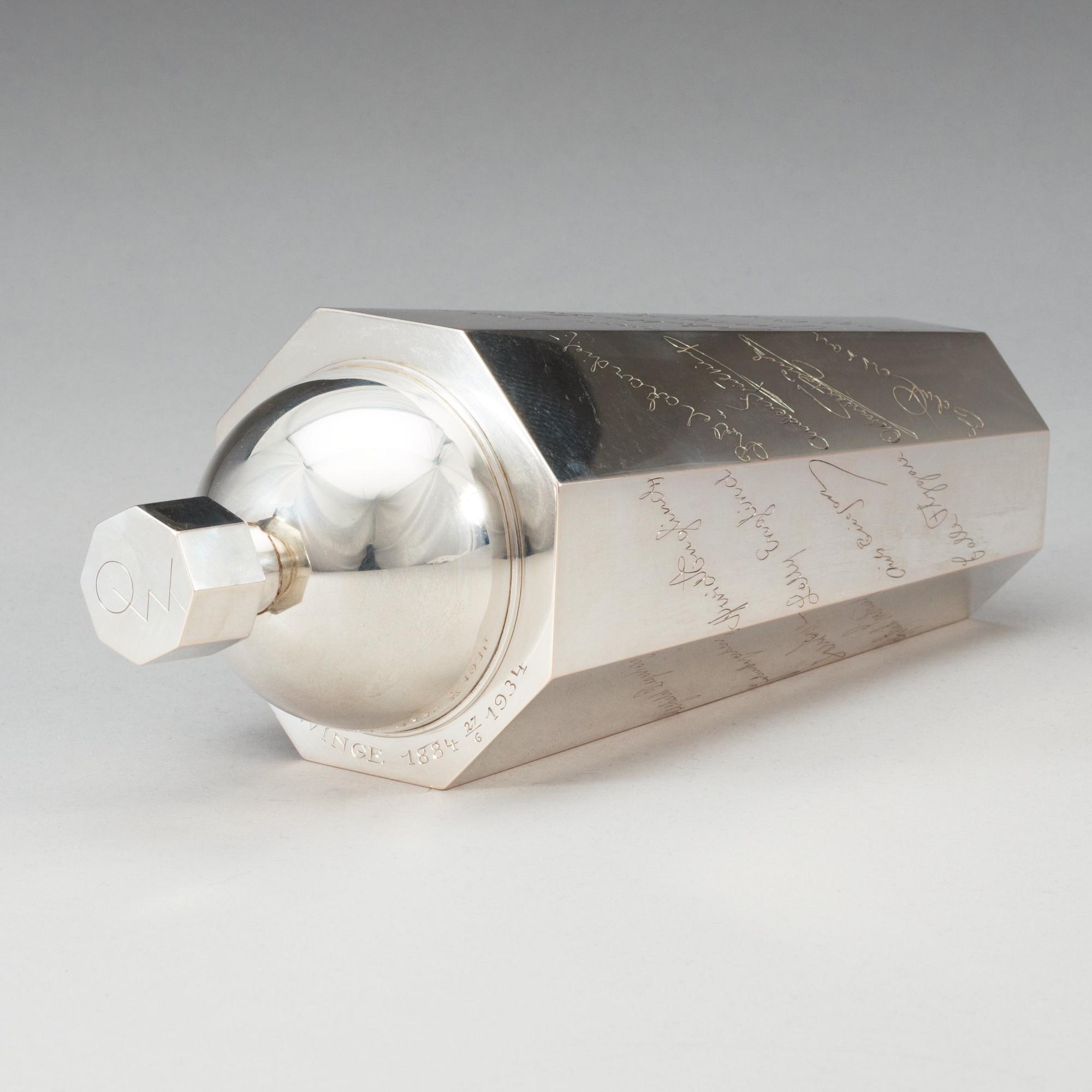 A Wiwen Nilsson silver cocktail shaker, Lund 1934.