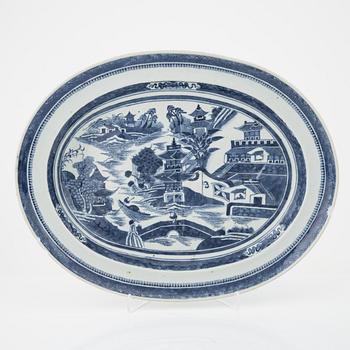 Stekfat, tre stycken, porslin, Kina, Qingdynastin, Qianlong (1736-95) samt Jiaqing (1796-1820).