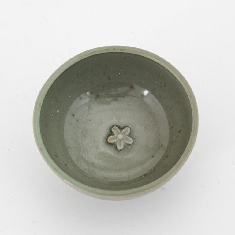 A Longquan ceramic bowl, Ming dynasty (1368-1644).