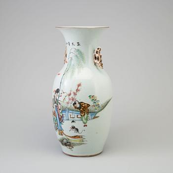 A 20TH CENTURY CHINESE PORCELAIN VASE.