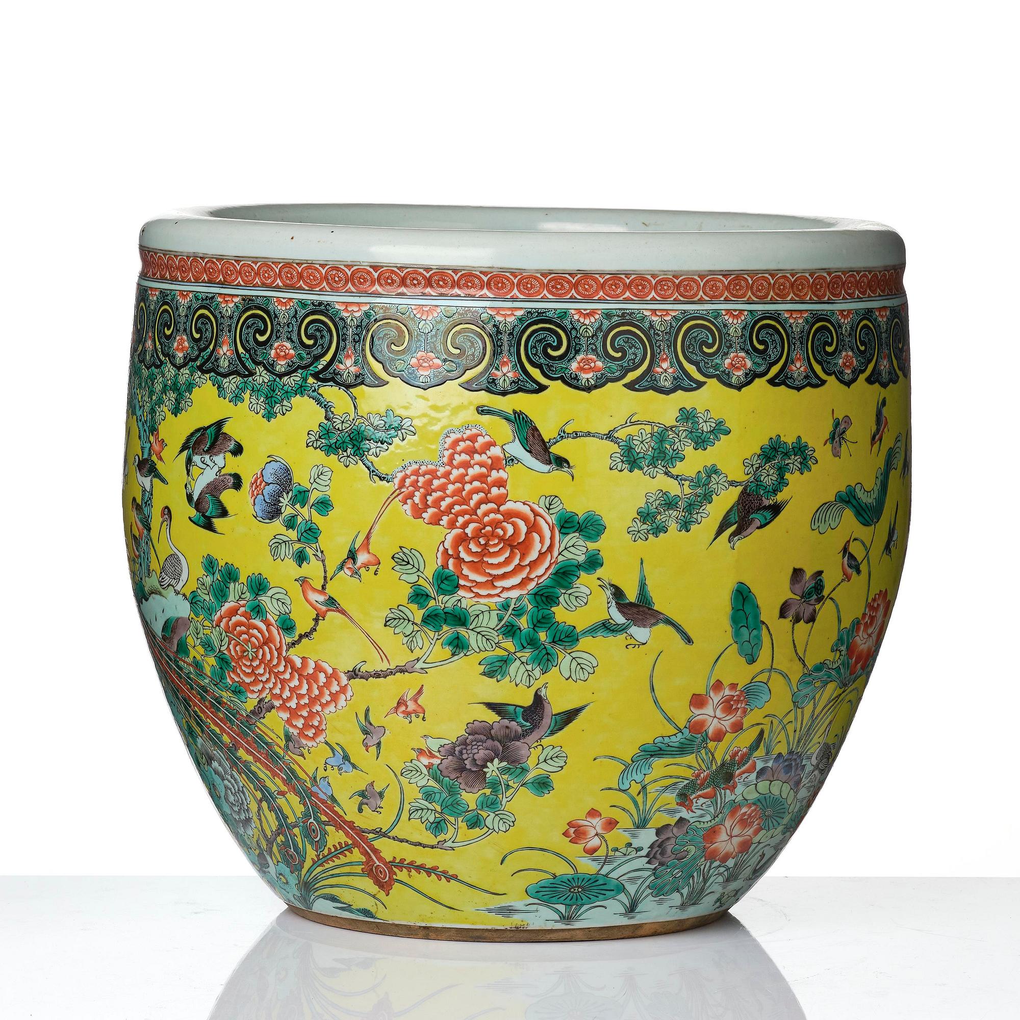 A large yellow ground '100 birds' fish basin, Qing dynasty, 19th century.