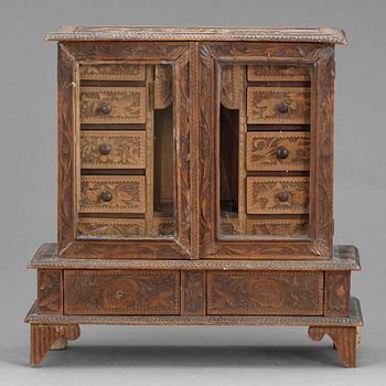 MINIATYRSKÅP, skuret trä, 1800-talets slut.