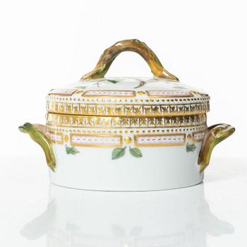 Royal Copenhagen, lockask, "Flora Danica", Danmark, 1954-9.