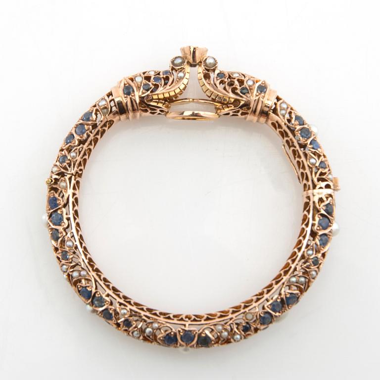 Bracelet of 14K rose gold with faceted sapphires and cultured pearls, India 1960s.