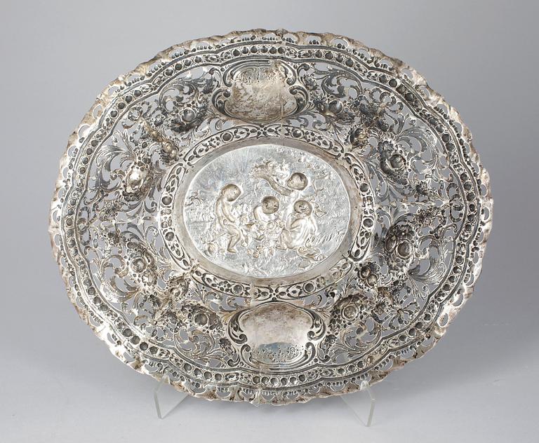 PESENTERFAT, silver, barockstil. svenska importstämplar, 1900-tal. Vikt ca 911g.