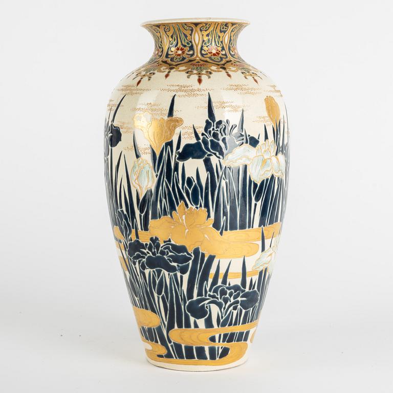 A Japanese satsuma ware vase, Meiji (1868-1912).