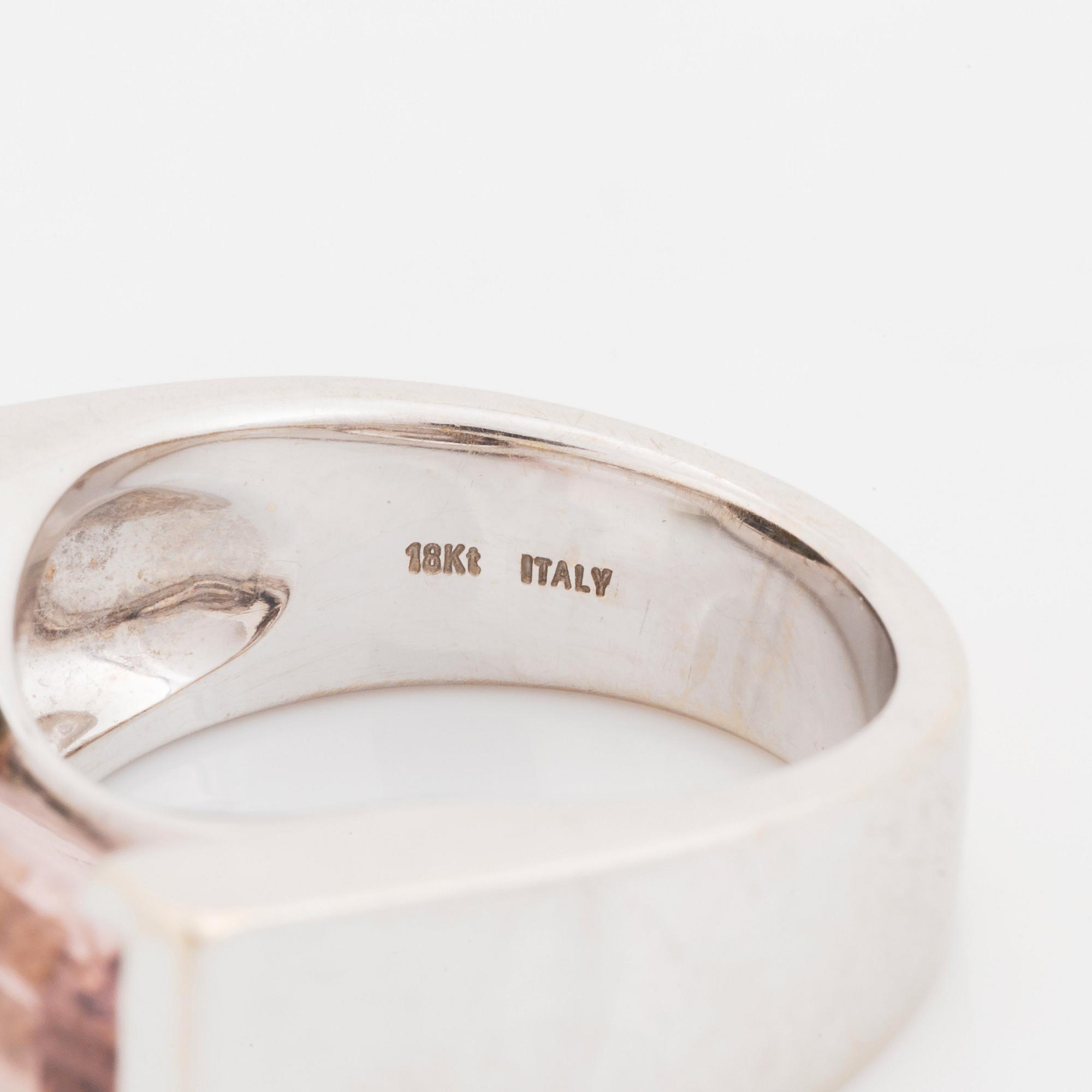 Tina Karlsson ring 18K vitguld med en trappslipad turmalin.
