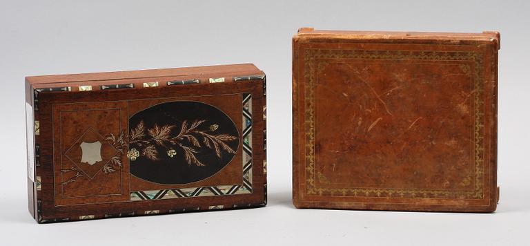 SKRIN, 2 st, trä, läder, sekelskiftet 1800/1900.