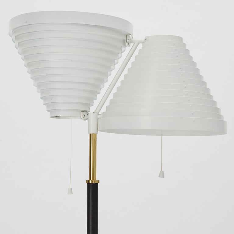 Alvar Aalto, a model A810 floor lamp,  Valaisinpaja Oy, Finland, 1900-talets slut.