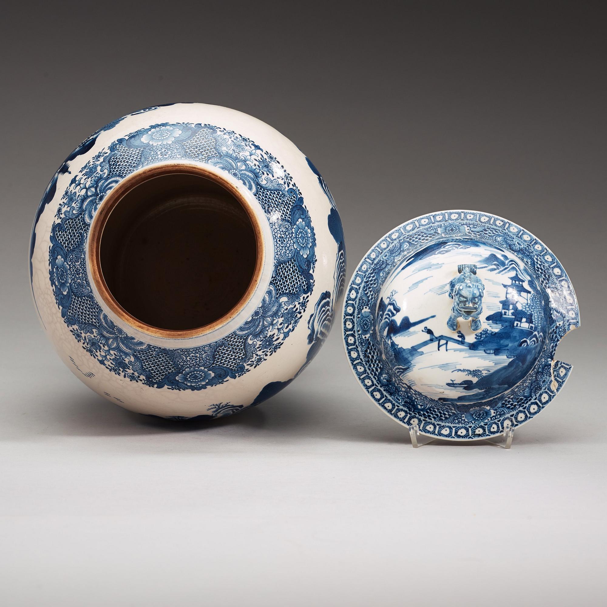 A blue and white vase, Qing dynasty, Jiaqing (1796-1820).