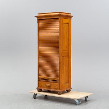 Arkivskåp med jalusi, 1900-talets första hälft.