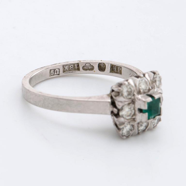 SET och 18K whitegold , emerald and brilliant-cut diamonds, 2 chains, 1 ring and 1 pendant.