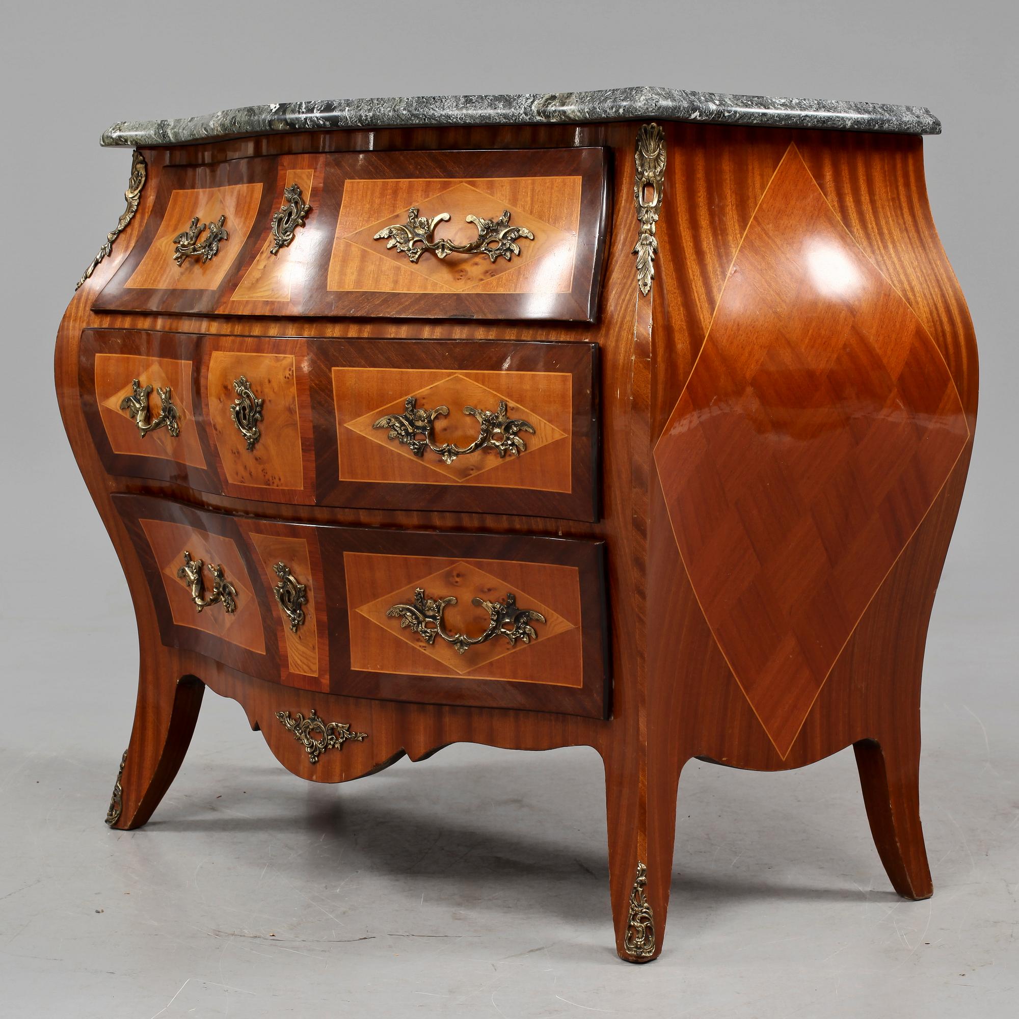 BYRÅ, rokokostil, omkring 1900-talets mitt.