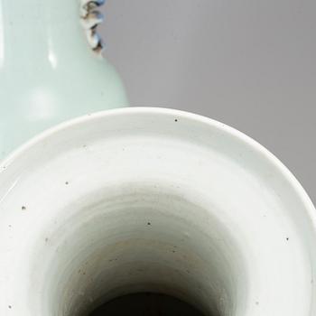 VASER, ett par, porslin. Kina, omkring 1900.