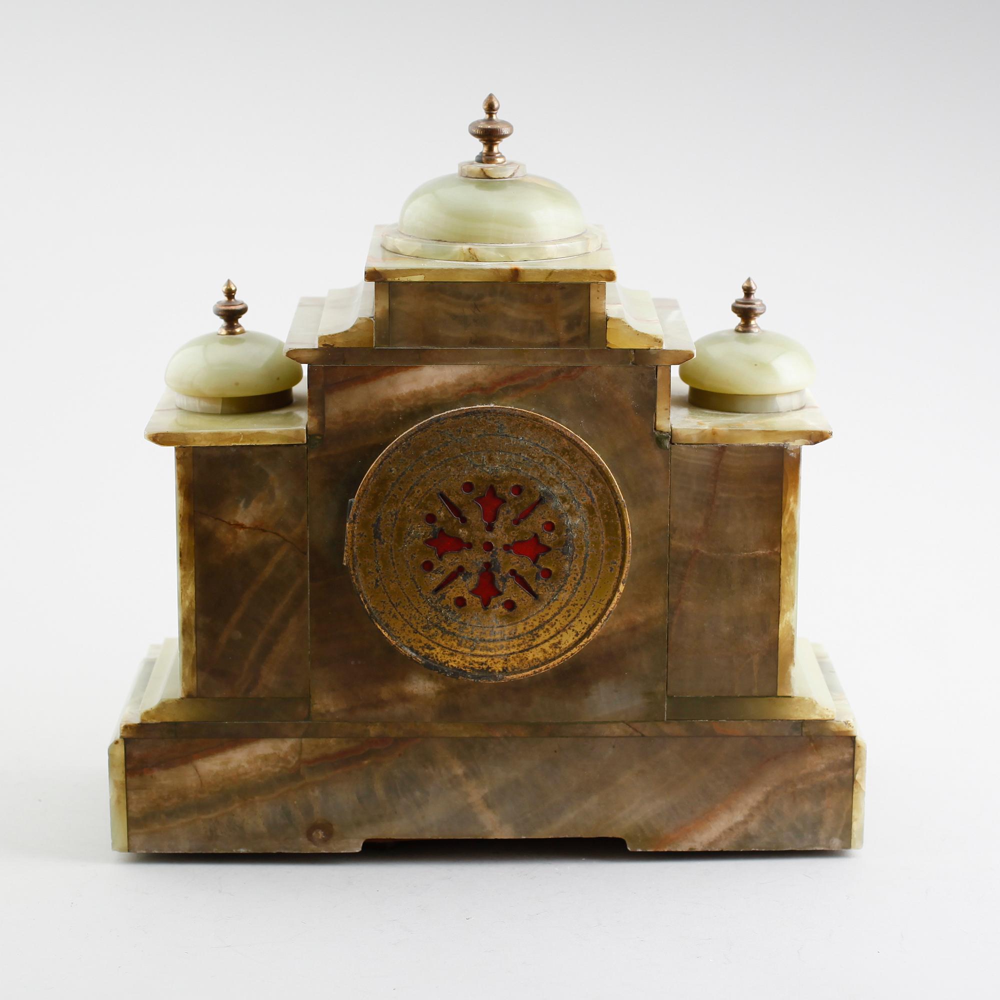 BORDSPENDYL, grön onyx, 1900-talets första hälft.