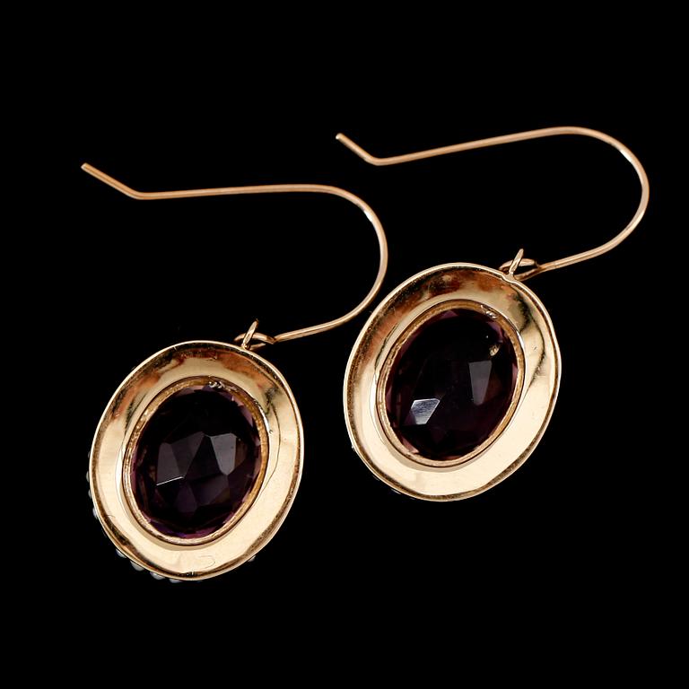 ÖRHÄNGEN, 1 par, 14 k guld, ametister tot ca 7.00 ct, samt pärlor.