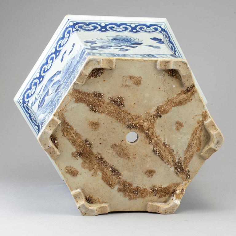 A blue and white flower pot with stand, Qing dynasty, Qianlong (1736-95).