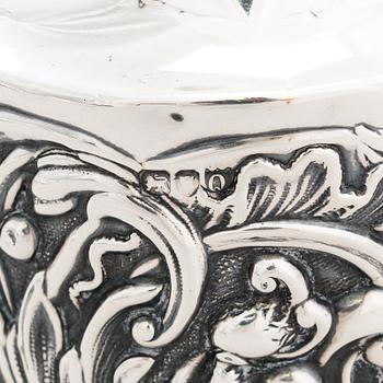 Lusikkapari, Lontoo 1787-91, purkki, Lontoo 1891 ja vati, Chester 1906, sterlinghopeaa, Englanti.