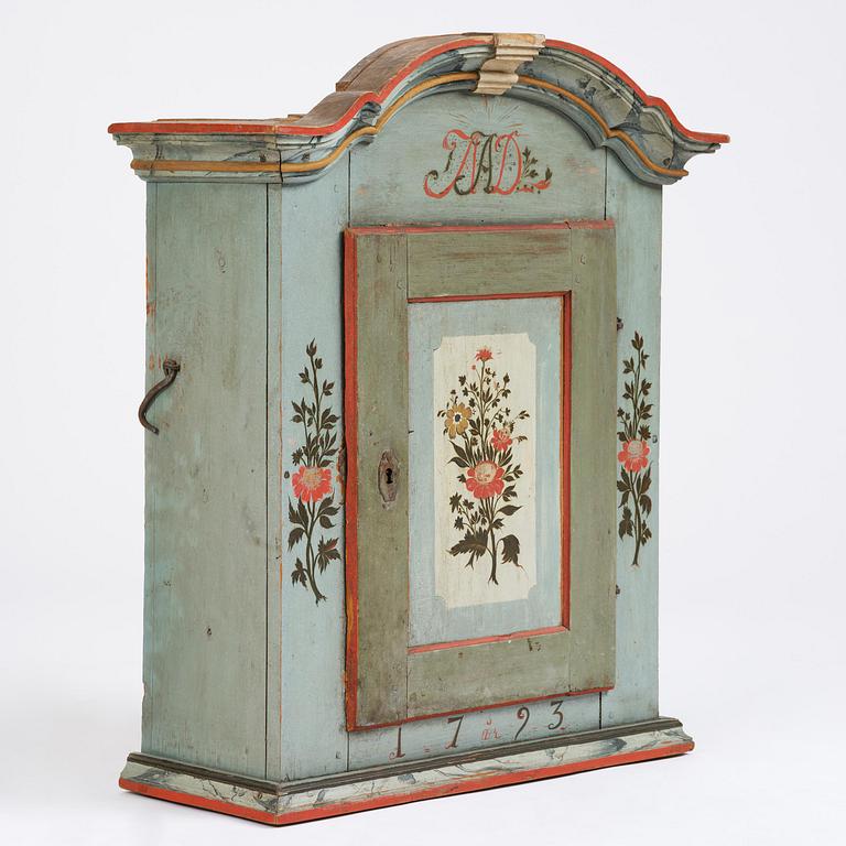 Hängskåp, allmoge, målat av Jöns Månsson, Forsa, Hälsingland, daterat 1793.