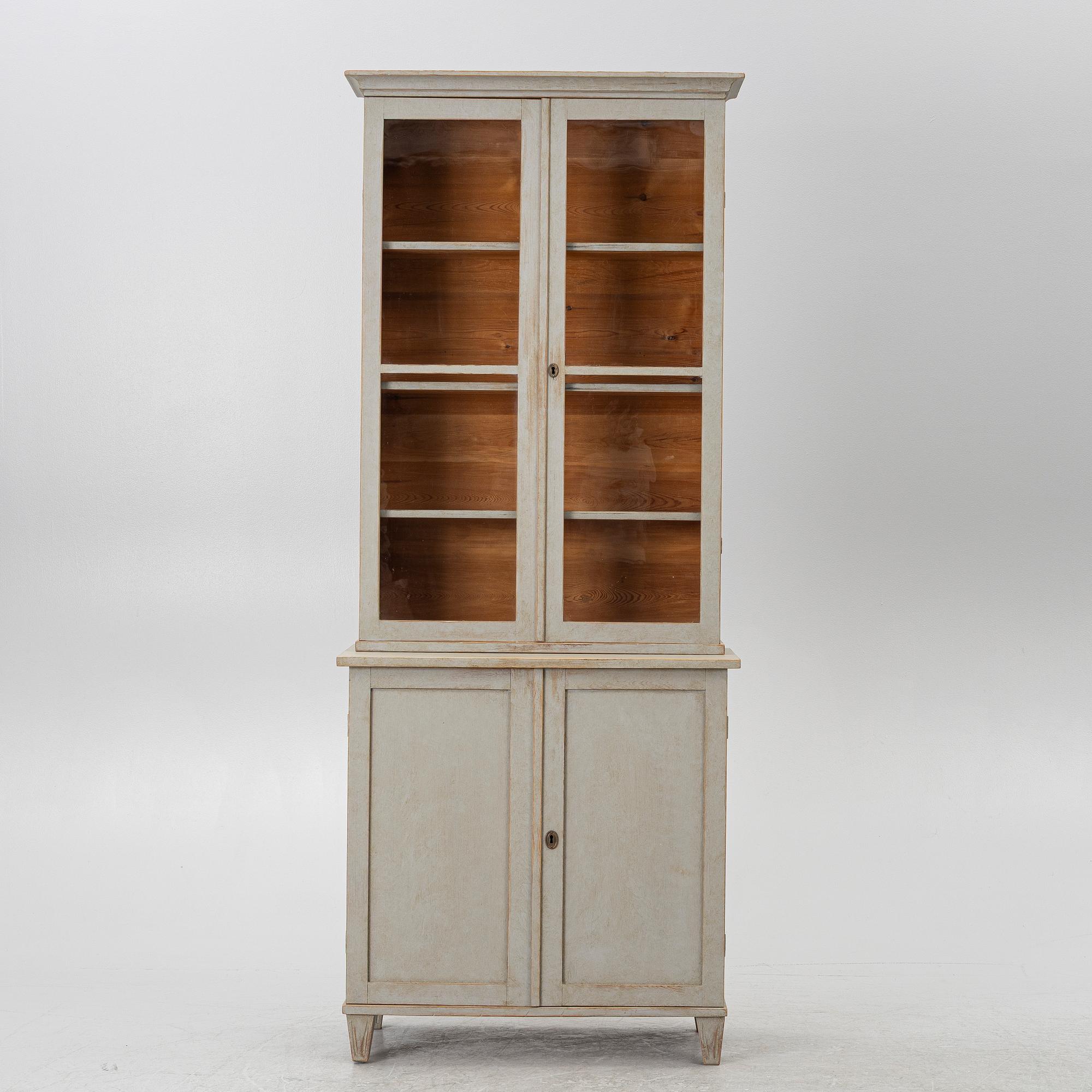 Display cabinet, 19th century.