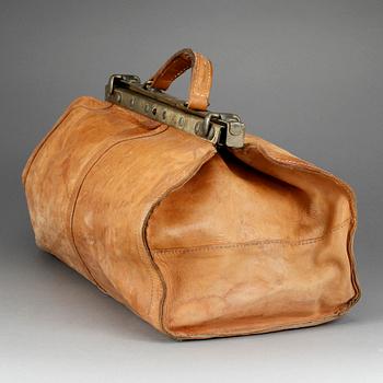 DOKTORSVÄSKA, 1900-talets första hälft.