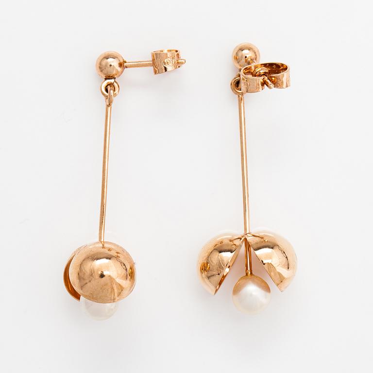 Olli Auvinen, örhängen, 14K guld, odlade pärlor. Westerback, Helsingfors 1957.