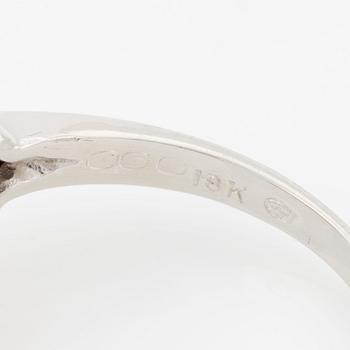 Ring 18K vitguld med runda briljantslipade och enkelslipade diamanter.