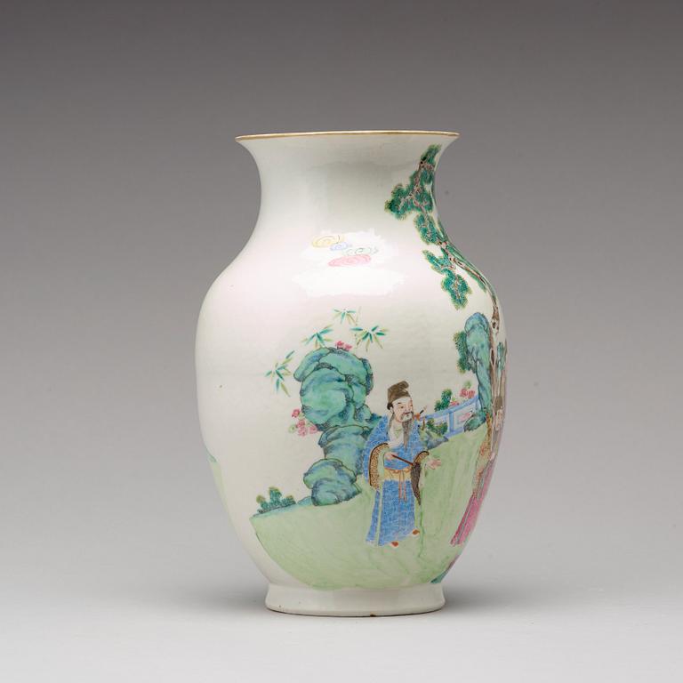 A famille rose vase, Qing dynasty, 19th century.