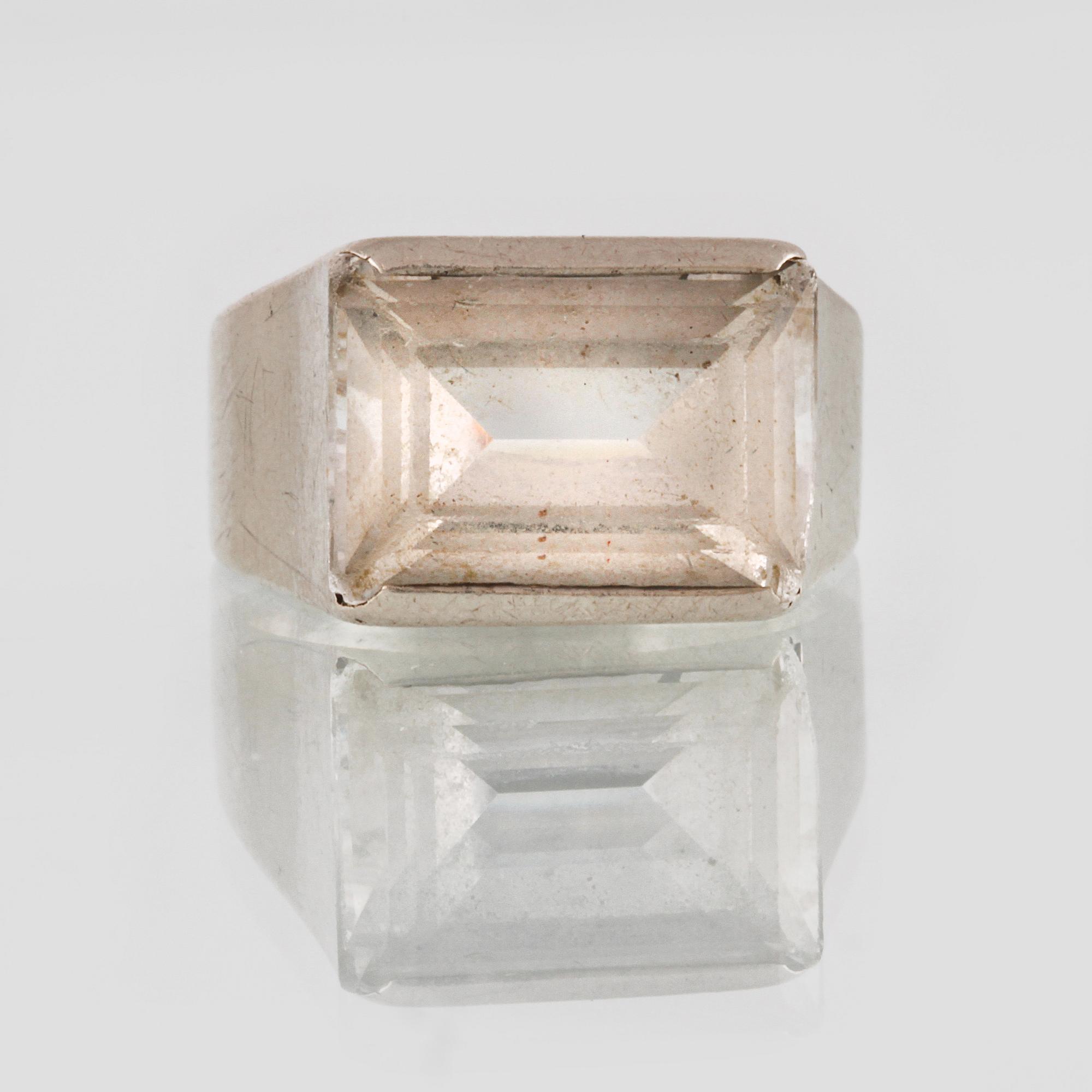 RING, silver md fasettslipad bergkristall, Gustav Dahlgren & Co, Malmö, 1959. Vikt 8,3 gram.