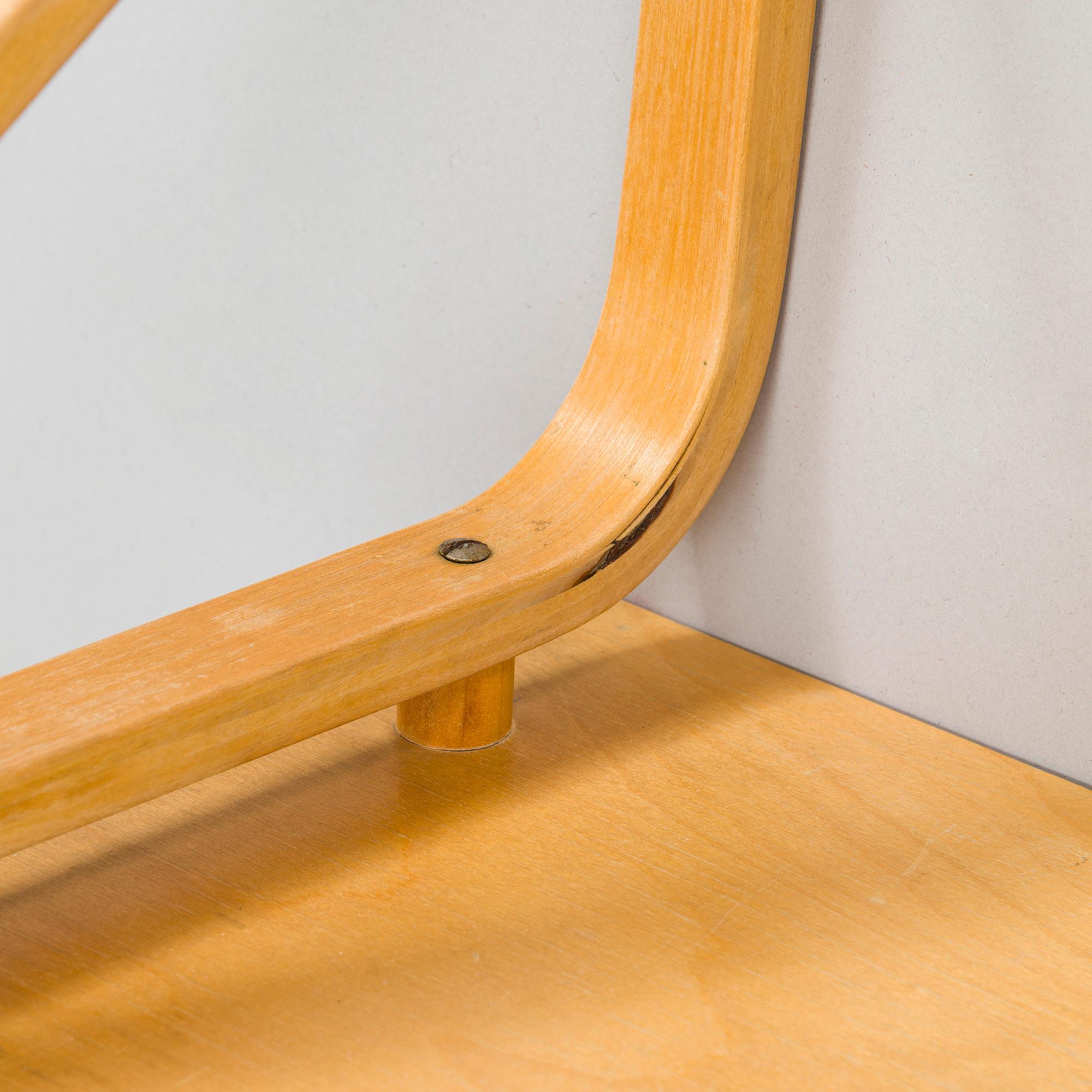 Alvar Aalto, seinähylly, malli 112, O.Y. Huonekalu- ja Rakennustyötehdas A.B. 1930/1940-luku.