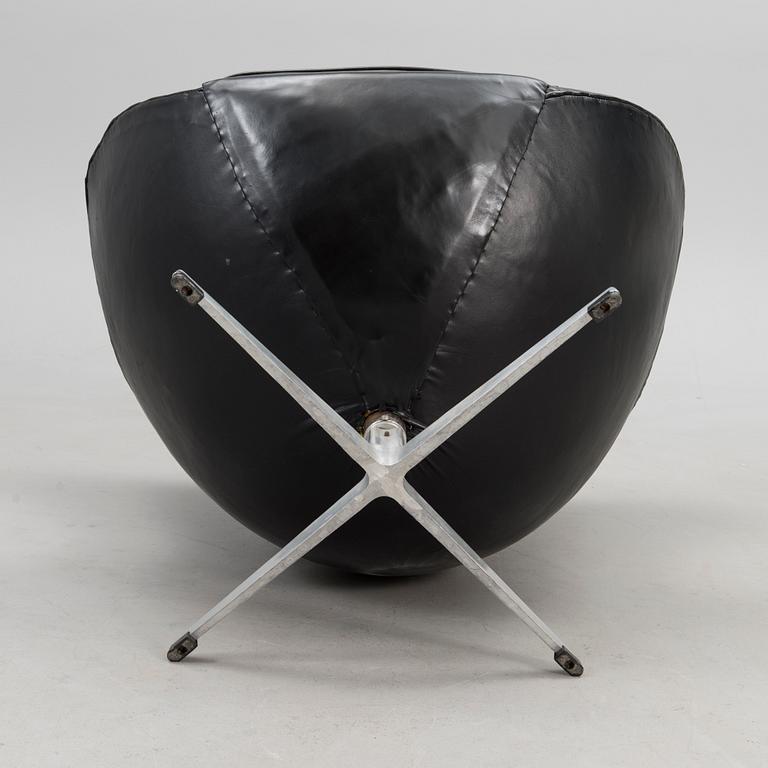 ARNE JACOBSEN,  fåtölj, "Ägget/ The Egg Chair", Arne Jacobsen, Fritz Hansen, Danmark 1960-tal.