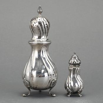 STRÖARE, 2 st, silver, svenska importstämplar, 1900-tal. Vikt ca 277 g.