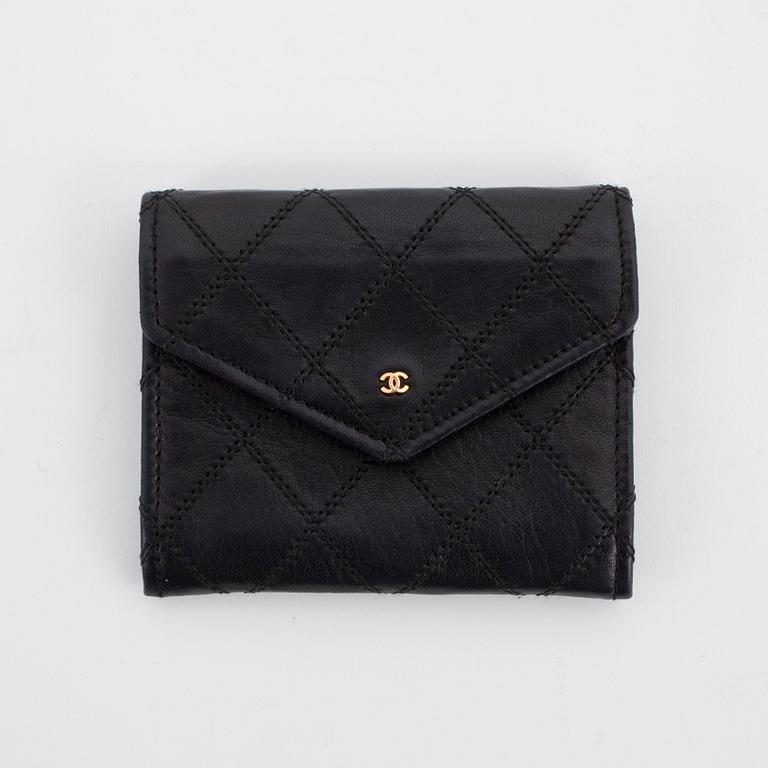 CHANEL, a black quilted leather coin purse.