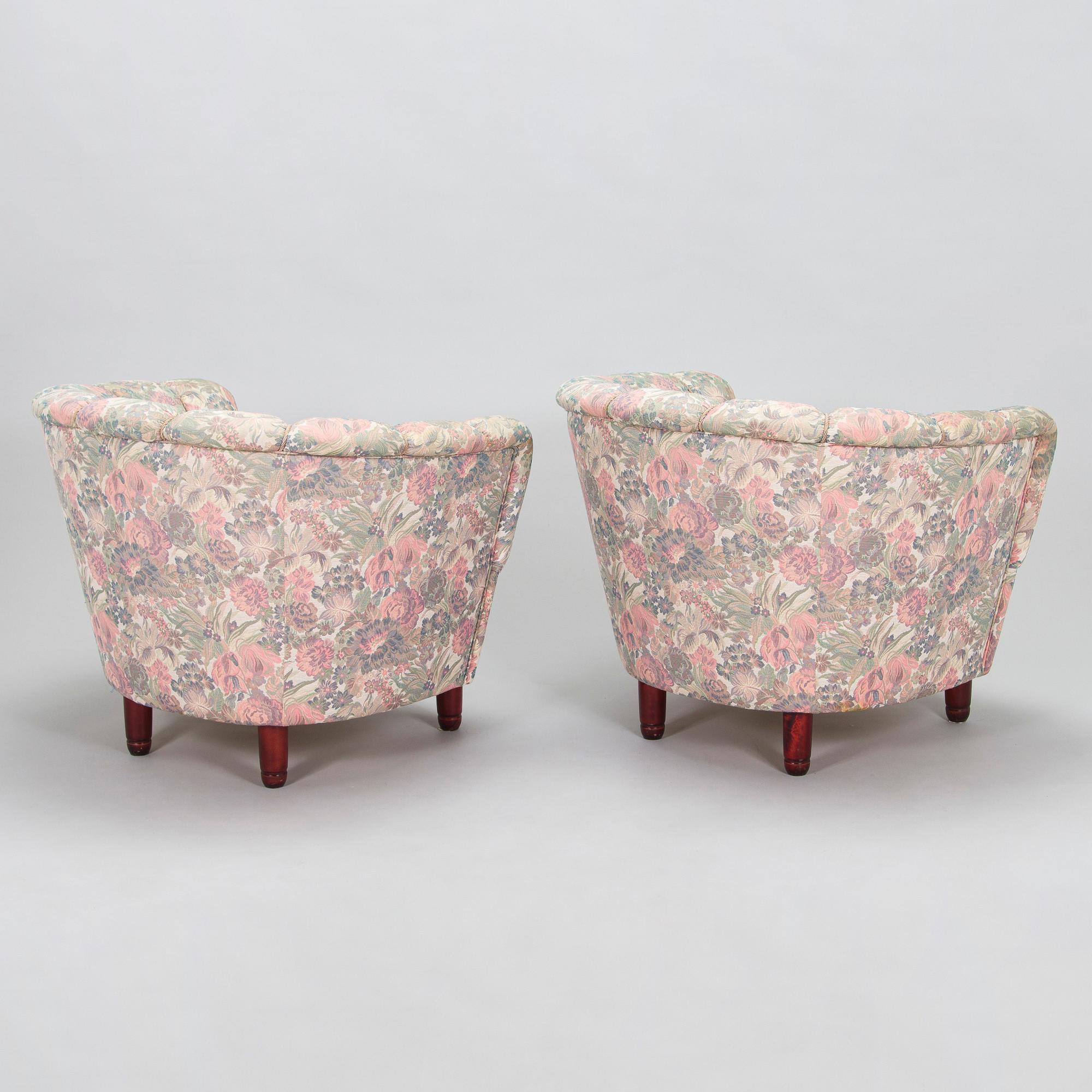 A pair of late 20th century armchairs.