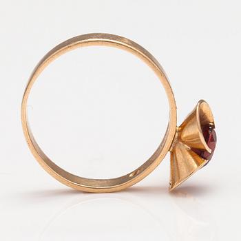 Elis Kauppi, A ring, pendant and earrings made of 14K gold with garnets. Kupittaan kulta, Turku 1972.