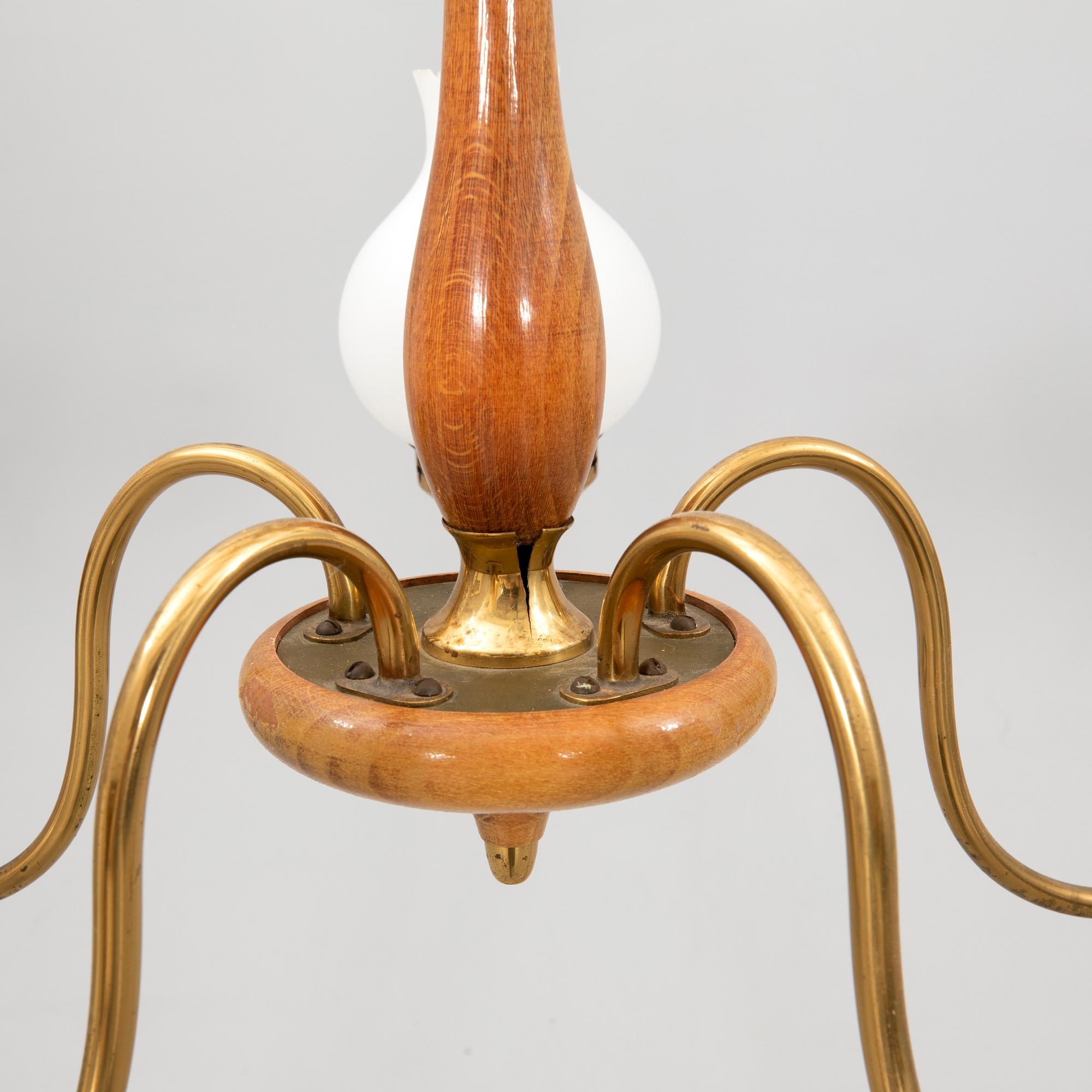 Taklampa 1900-talets mitt.